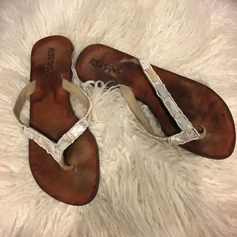 Mystique Beaded Thong Wooden Bottom Flat Sandals Size 8